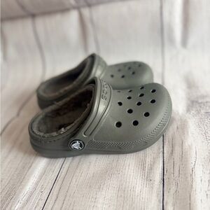 Crocs Toddler Boy Classic Lined Clog🩶 (Like NEW gently worn) Great shape!